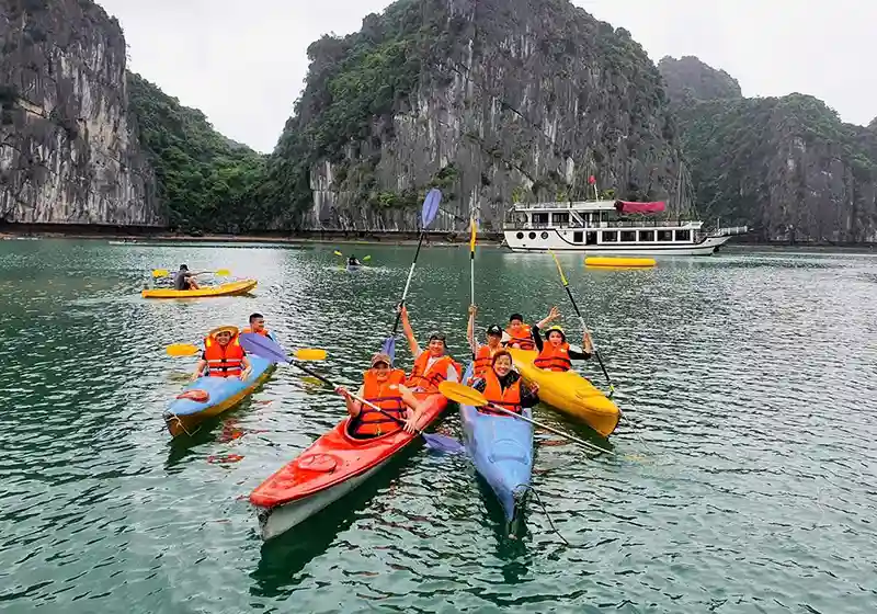Chèo kayak trên vịnh Lan Hạ
