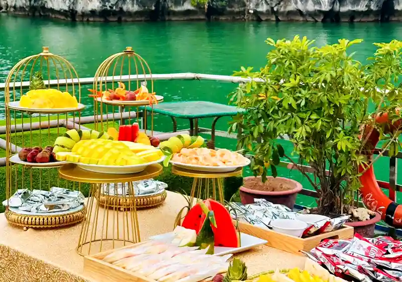 Tiệc trà chiều trên tầu thăm vịnh lan hạ
